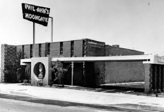 Pero él puso el nombre sobre todo, se pasaba por ahí cuando no actuaba. El restaurante lo montó con otra persona de la familia, que era quien estaba ahí casi siempre, llevando este restaurante que duró unas tres décadas. ¿Adivináis quién es?