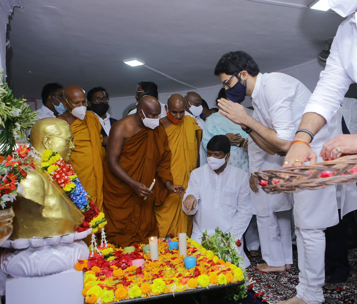 AUThackeray's tweet photo. भारतीय राज्यघटनेचे शिल्पकार, महामानव, भारतरत्न डॉ. बाबासाहेब आंबेडकर यांच्या महापरिनिर्वाण दिनानिमित्त मुख्यमंत्री उद्धव ठाकरे जी यांच्यासोबत आज चैत्यभूमी, दादर येथे त्यांच्या स्मृतीस विनम्र अभिवादन केले. https://t.co/Ql0j3Aa8oT