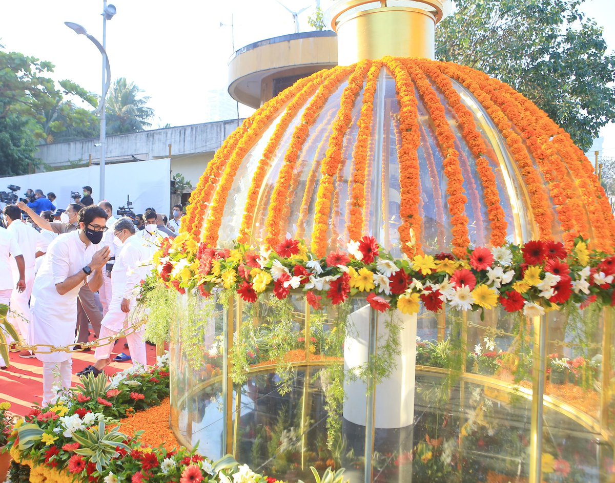AUThackeray's tweet photo. भारतीय राज्यघटनेचे शिल्पकार, महामानव, भारतरत्न डॉ. बाबासाहेब आंबेडकर यांच्या महापरिनिर्वाण दिनानिमित्त मुख्यमंत्री उद्धव ठाकरे जी यांच्यासोबत आज चैत्यभूमी, दादर येथे त्यांच्या स्मृतीस विनम्र अभिवादन केले. https://t.co/Ql0j3Aa8oT