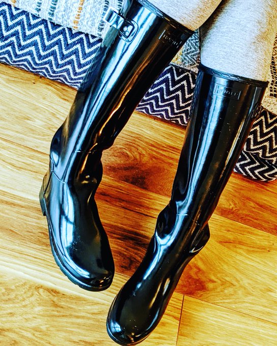 Hey wonderful shiny people! How's your Sunday? I'm replying to messages so DM me 🥰🥰 #hunters #wellies