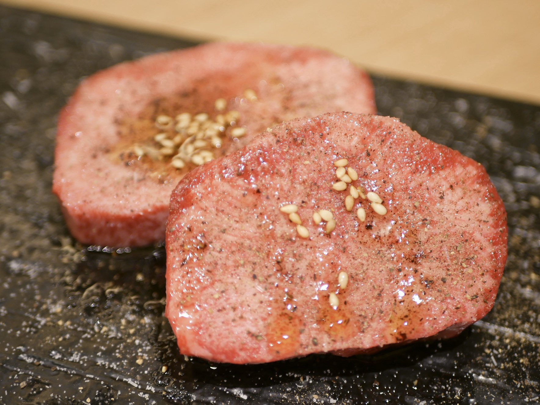 名古屋グルメ探偵 アスカイ 栄にある 焼肉とんび の生タンが絶品 流通過程から一切冷凍しない牛タンの最高峰 肉の中にネギを詰めたタン塩 超贅沢な厚切り生タンは忘れられなくなる美味しさです 名古屋グルメ探偵 アスカイ 栄にある 焼肉とんび の生タンが絶品 流通過程から一切冷凍しない牛タンの最高峰 肉の中にネギを詰めたタン塩 超贅沢な厚切り生タンは忘れられなくなる美味しさです