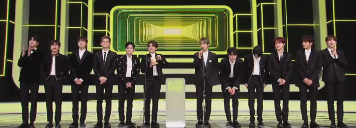 TREASUREunion's tweet photo. Hyunsuk: oh, last but not the least. I want to say thank you for all of 12 members' parents. We love you. Thank you! 

PS: Admin couldn't catch the speech. I am crying. We'll try to translate the speech after rewatching some clips. 😭

#TREASURE_MAMA_ROTY
@treasuremembers https://t.co/oDSMg8NV7s
