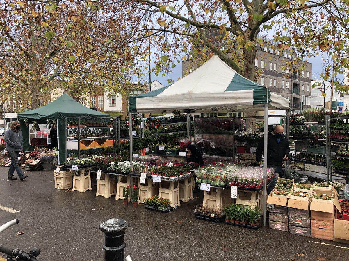 fostersbookshop's tweet image. It’s the @ChiswickFlowers again today, and we’ll be open until 4pm. I’ve got a couple of boxes of gardening books that are £4 each to boot. #W4 #Chiswick