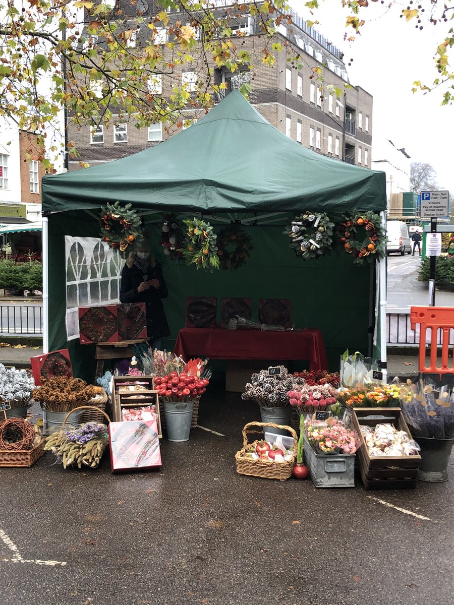 fostersbookshop's tweet image. It’s the @ChiswickFlowers again today, and we’ll be open until 4pm. I’ve got a couple of boxes of gardening books that are £4 each to boot. #W4 #Chiswick