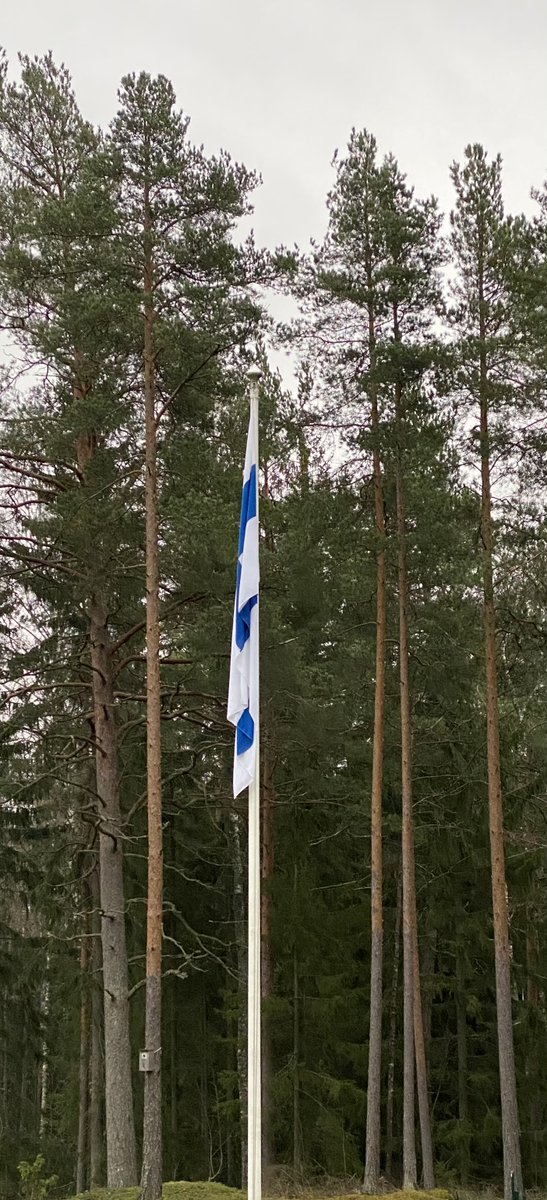 samiensio's tweet photo. Iso kiitos Suomen itsenäisyydestä sotiemme veteraaneille. Ylpeänä ja kiitollisena otan vastaan Tasavallan presidentti @niinisto'n minulle myöntämän Suomen Leijonan I luokan ritarimerkin, joka on kunnianosoitus kaikille @innofactorilaisille. Hyvää Suomen 103. itsenäisyyspäivää! https://t.co/bssITnZGGm