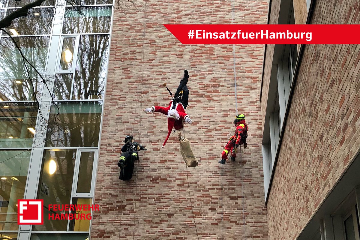 FeuerwehrHH's tweet photo. Was bitte ist denn am #KinderUKE los⁉️

Der #Nikolaus ist mit seinen Freunden da, um kleinen Patientinnen und Patienten eine Freude zu machen 🎅🏻

#HoehenretterNikolaus #EinsatzfuerHamburg https://t.co/2FmYzPhsax