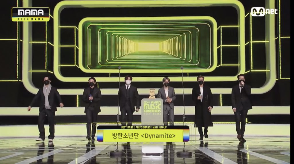 stussyjimin's tweet photo. Congrats to BTS ‘Dynamite’ on winning ‘Best Dance Performance’ at #MAMA2020 

They brought along their own mics and wore masks too on stage! 👏 https://t.co/DU2b4xBxsc