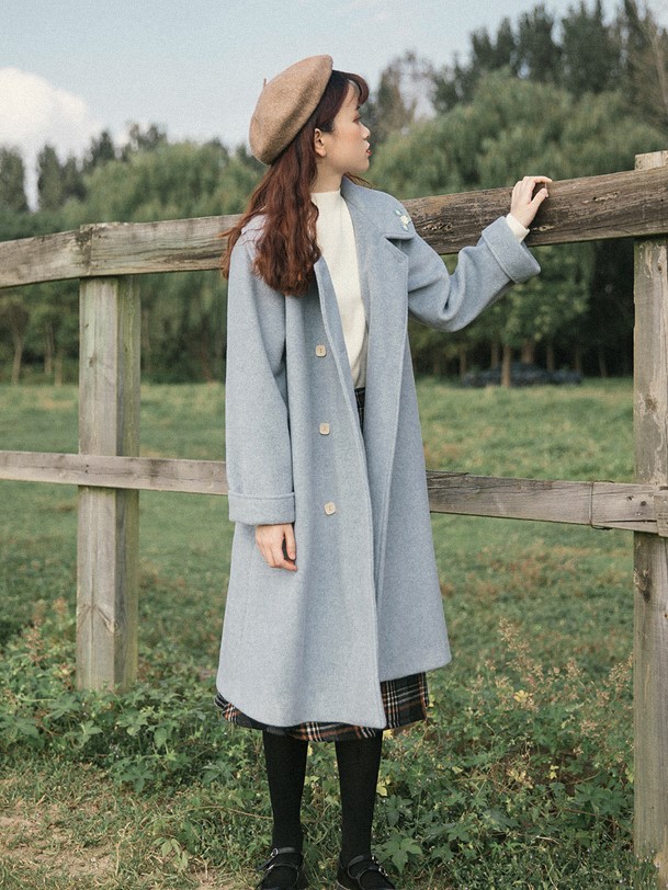 Manusmachina 薄青の霞色花刺繍ウールコート T Co D91wj5eygp 薄青色の霞がかったような色合いのウールコート 襟に装飾された花びらが素敵 雪国の湯けむりみたいな澄んだ色合いのコートを身にまとうと愛おしい乙女に さあ 木枯らしが吹く前に冬 Manusmachina 薄青の霞色花刺繍ウールコート T Co D91wj5eygp 薄青色の霞がかったような色合いのウールコート 襟に装飾された花びらが素敵 雪国の湯けむりみたいな澄んだ色合いのコートを身にまとうと愛おしい乙女に さあ 木枯らしが吹く前に冬