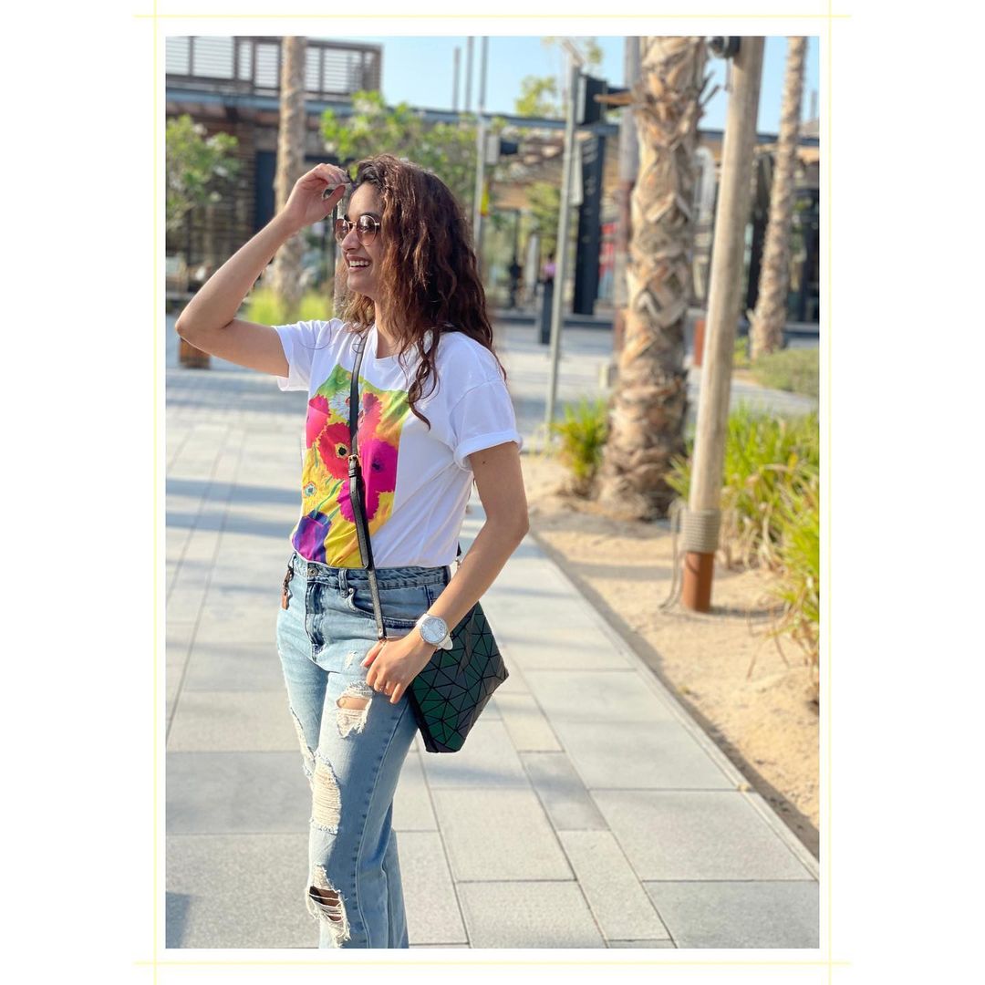 HydTimes's tweet photo. .@KeerthyOfficial day out in #Dubai
#RangDe #soakinginthesun #traveldiaries #Nithiin #clearskies #wavyhair #casuals #KeerthySuresh #Tollywood https://t.co/czRR2ZJKtJ