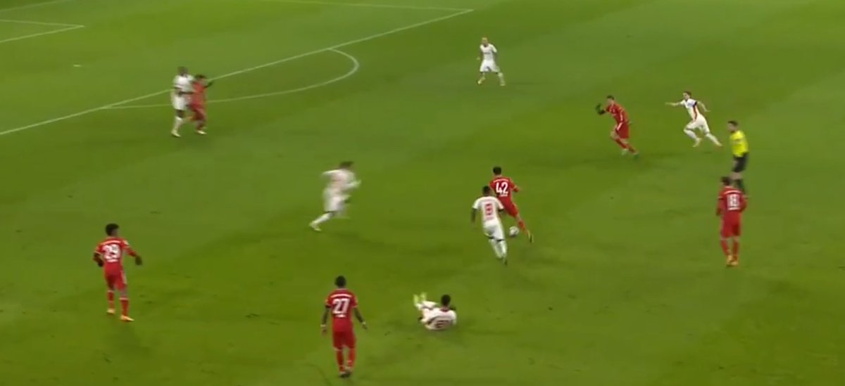 Musiala with a great opportunity here but he goes for the more complicated pass, such a shame as Muller could've set it beautifully for him.