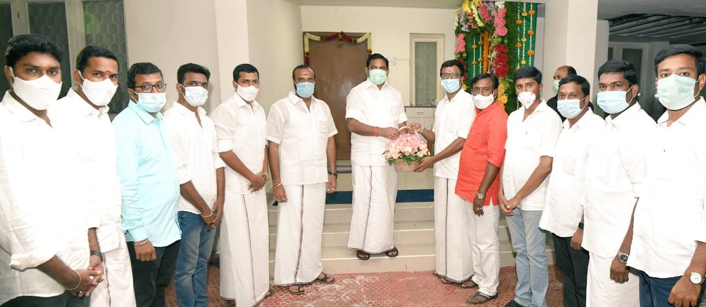 SingaiGR's tweet photo. அம்மா அவர்களின் நல்லாசியுடன் மாண்புமிகு முதல்வர் @CMOTamilNadu அவர்கள் மற்றும் மாண்புமிகு துணை முதல்வர் @OfficeOfOPS அவர்களை, கோவை மண்டல கழக தகவல் தொழில்நுட்பப் பிரிவு நிர்வாகிகள் அனைவரும் நேரில் சந்தித்து ஆசி பெற்றதில் பெருமகிழ்ச்சியடைகிறோம். இப்படை தோற்கின் எப்படை ��ெல்லும். https://t.co/sRPhlaGHNB
