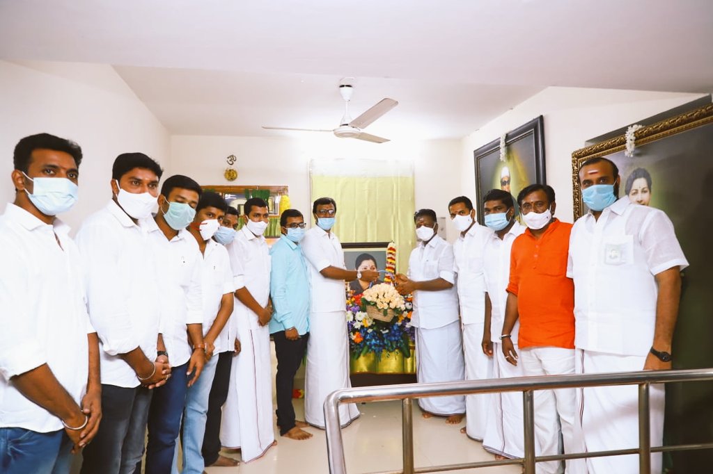 SingaiGR's tweet photo. அம்மா அவர்களின் நல்லாசியுடன் மாண்புமிகு முதல்வர் @CMOTamilNadu அவர்கள் மற்றும் மாண்புமிகு துணை முதல்வர் @OfficeOfOPS அவர்களை, கோவை மண்டல கழக தகவல் தொழில்நுட்பப் பிரிவு நிர்வாகிகள் அனைவரும் நேரில் சந்தித்து ஆசி பெற்றதில் பெருமகிழ்ச்சியடைகிறோம். இப்படை தோற்கின் எப்படை ��ெல்லும். https://t.co/sRPhlaGHNB