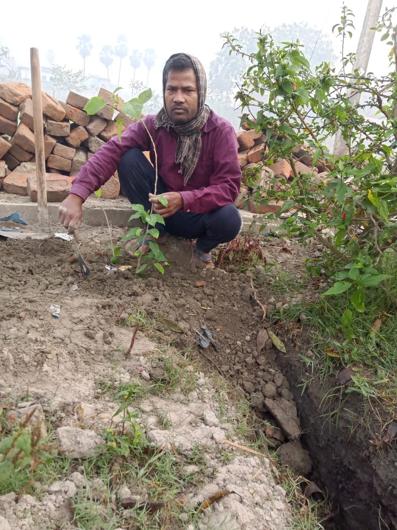 DrSatya40008824's tweet photo. अवकाश के दिन कम से कम लगाएं एक पौधा.#selfiewithsapling #बिहारसरकार #जलजीवनहरियाली #changeenvironment #saveplant #worldearthday #biharearthday #earthday https://t.co/kkuPFg5LwW