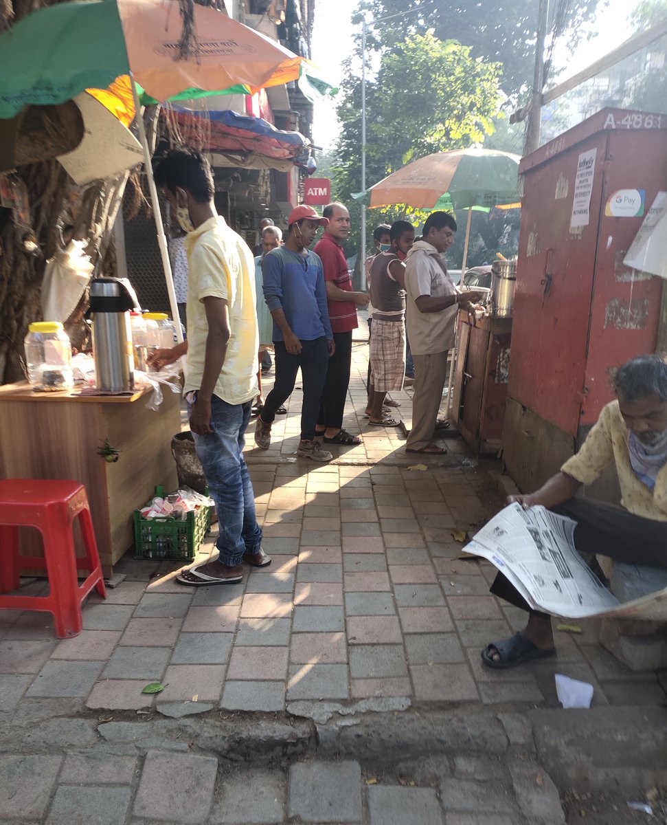mumbaimatterz's tweet photo. #MissionBeginAgain
#FootpathFirst.
Check how @mybmcwardGN is encouraging new illegal hawkers. This around Girgaonkar Wadi, on Sitladevi Road #Mahim. 
The lady hawker says: साहेब बोलला बिंदास धंदा करायचा, आम्ही आहे ना, चिंता करू नका!

@DighavkarKiran
@MNCDFbombay 
@RoadsOfMumbai https://t.co/edUaYdWJGg