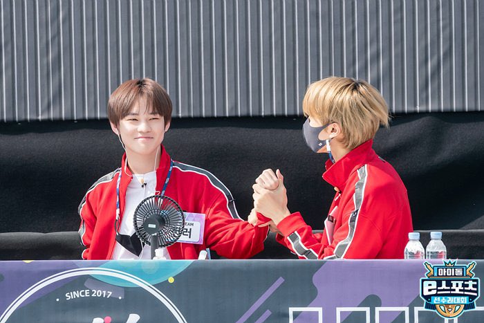 yes this is just a bunch of jichen's photos and gifs threada very important thread indeed