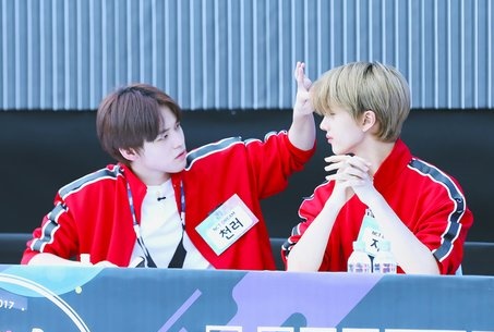 yes this is just a bunch of jichen's photos and gifs threada very important thread indeed