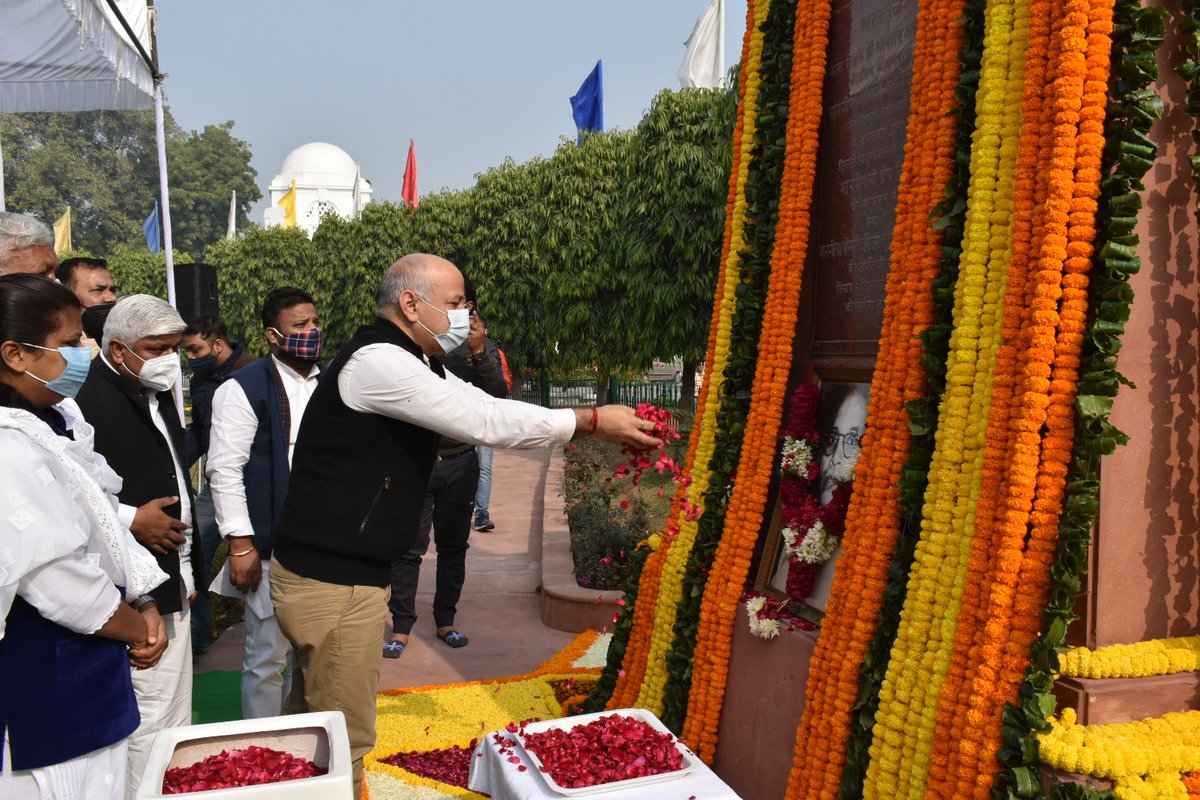 आज बाबा साहेब के 65वें महापरिनिर्वाण दिवस पर दिल्ली विधानसभा में बाबा साहेब को पुष्पांजलि अर्पित की। और dy. CM <a href="/msisodia/">Manish Sisodia</a> विधानसभा स्पीकर रामनिवास गोयल जी,एवं विधायकों को, समाज कल्याण मंत्री <a href="/AdvRajendraPal/">(समण) Rajendra Pal Gautam</a>  ने "बाबा साहेब डॉ. अम्बेडकर" नामक पुस्तक भेंट की।
#महापरिनिर्वाण_दिवस