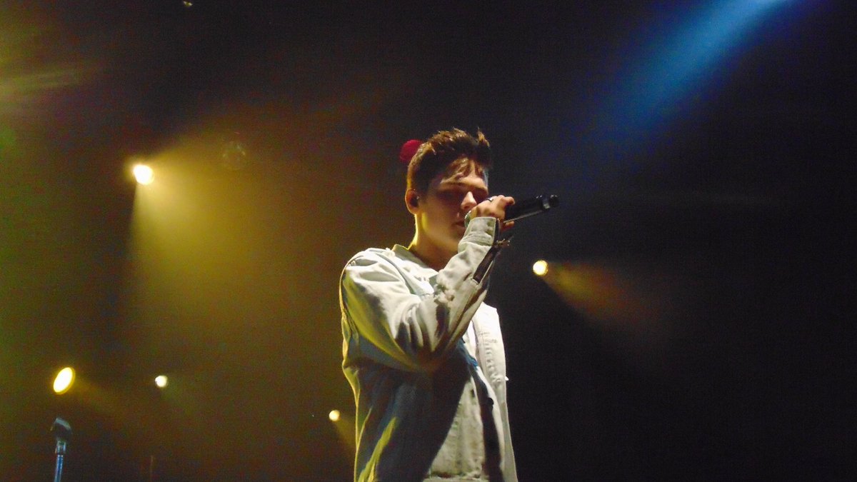 HeyItsSophieB's tweet photo. I was trynna pin my old pinned and I think i might have deleted it so here we go again

Pinning this until I finally get to PROPERLY meet the wonderful @ajmitchell since the only time I’ve seen him live there was no m&amp;g (July 25th 2018)

Both pics taken by me👉🏻👈🏻 https://t.co/5sYrRxsooz