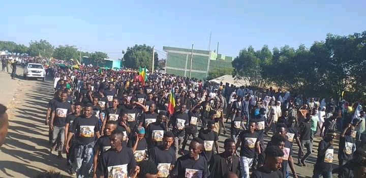 Belay_Ma's tweet photo. MaiKadra residents hold demonstrations and demanded justice for #MaikadraMassacre victims. They also called for solidarities and unity in this difficult time. #Ethiopia https://t.co/Ht7x09fX3Q