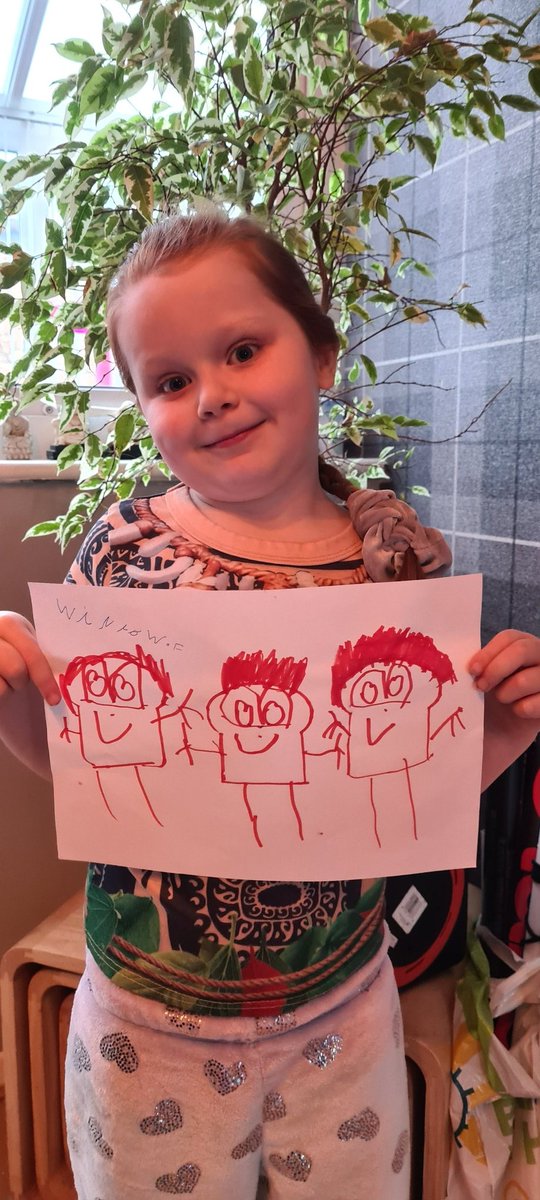 almostjon's tweet photo. My daughter (Willow,5) is keen to unite all UK bakeries during this festive period so has 'risen' to the challenge. Behold, the toast family. Put down your weapons (Oven gloves?) and rejoice #MakeBreadNotWar #TaggedMains @Warburtons @hovisbakery @RobertsBakeryUK @Allied_Bakeries https://t.co/PznwZAPnmo