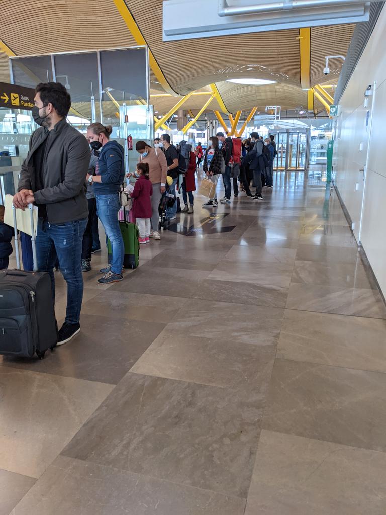 Viva la distancia de seguridad! Ahora mismo en Barajas, cola de pasaportes <a href="/aena/">Aena</a> <a href="/policia/">Policía Nacional</a>