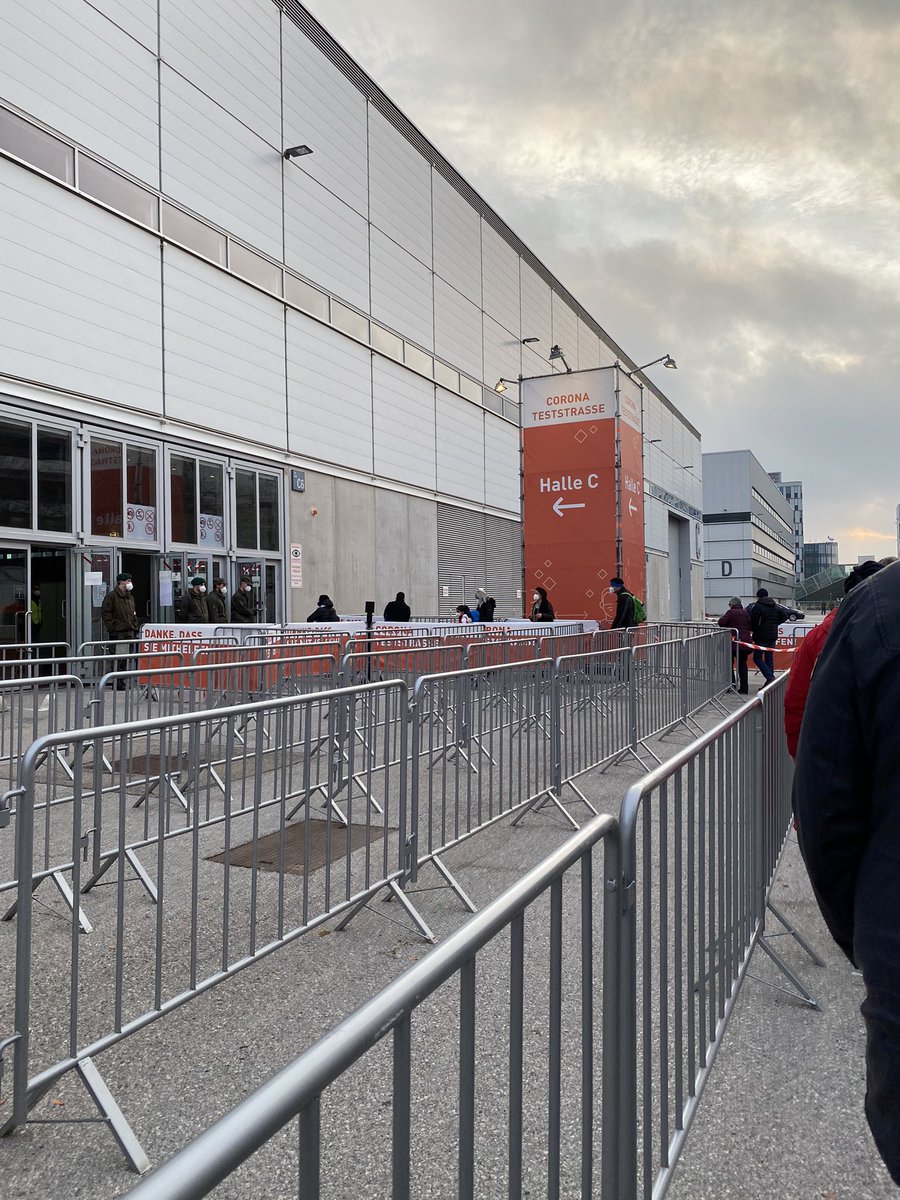 m_kirchschlager's tweet photo. Massentest-Fazit: Anmeldung/Teilnahme rasch & unkompliziert, Dauer gesamt 20min, Durchführung reibungslos, Freiwillige/Personal freundlich & kompetent. Wirklich eine tolle Initiative. Danke an alle, die das ermöglichen. #TesteDich 👍🏻👏🏻 https://t.co/QkcDXuOjOd