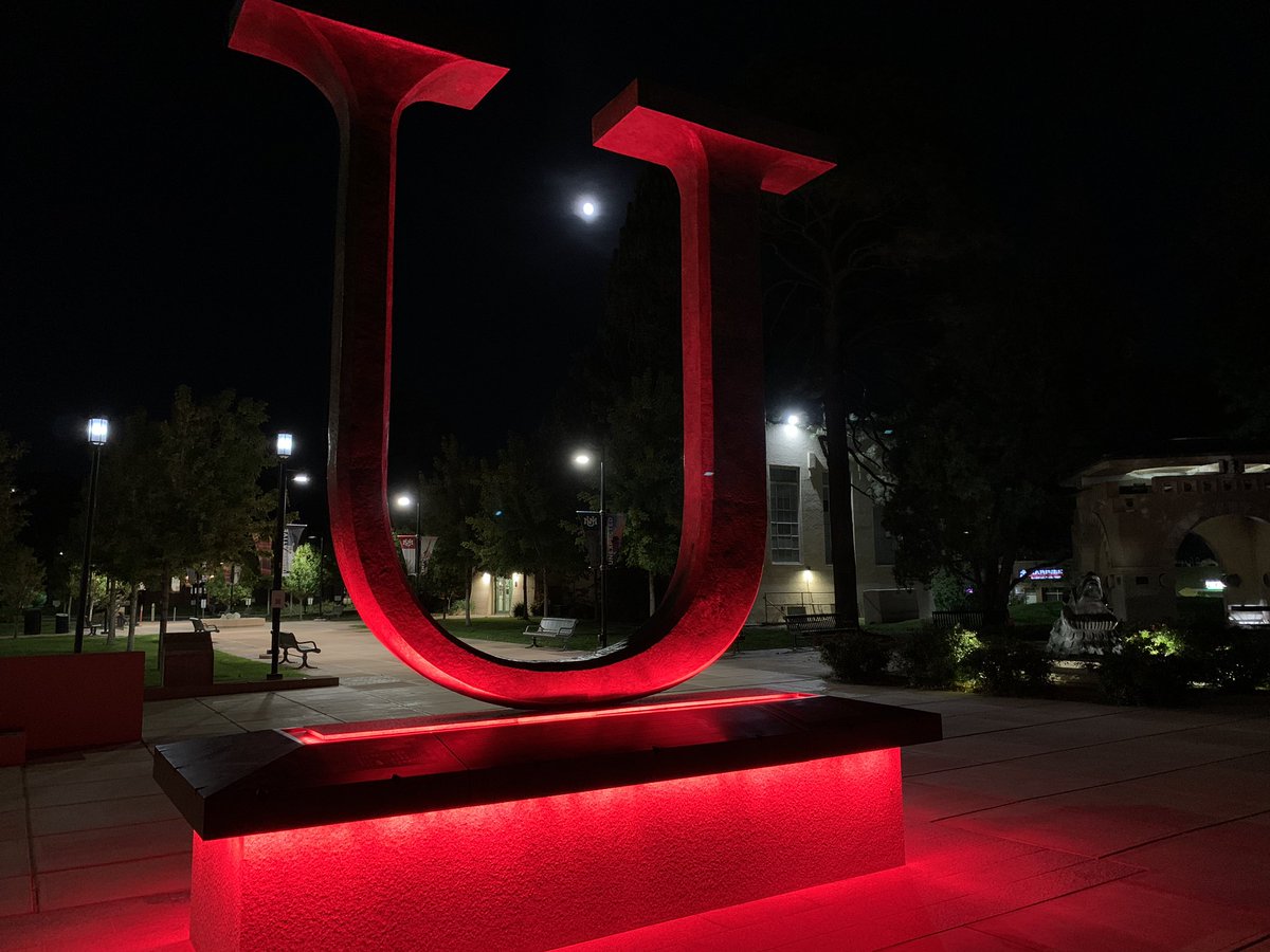 UNMAlumni's tweet photo. Heck yeah! The U is RED!!! Our Lobo Football Team earned the W against Wyoming, 17-16. Tonight we celebrate! #GoLobos https://t.co/X22xrCGj49