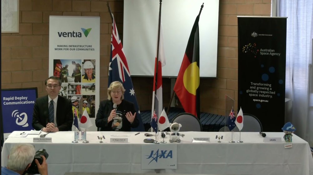 “When we woke up yesterday morning and it was raining and the wind was blowing…”But  @AusSpaceAgency Head, Megan Clark’s fears were for nothing, as the cloud cleared to give a magnificent view of the fireball from Coober Pedy, and the whole countryside was renewed by that rain.