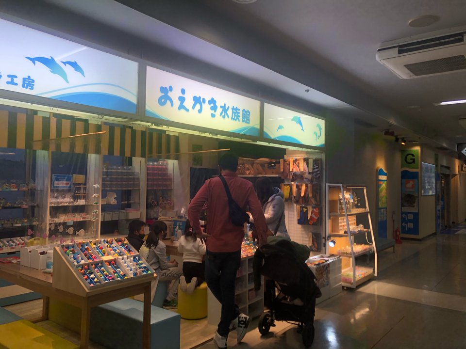 ロイズ 写真は固定ツイから メイちゃんミニスノードームが売ってるおえかき水族館ってどこやねんって言われそうですが ここにあります