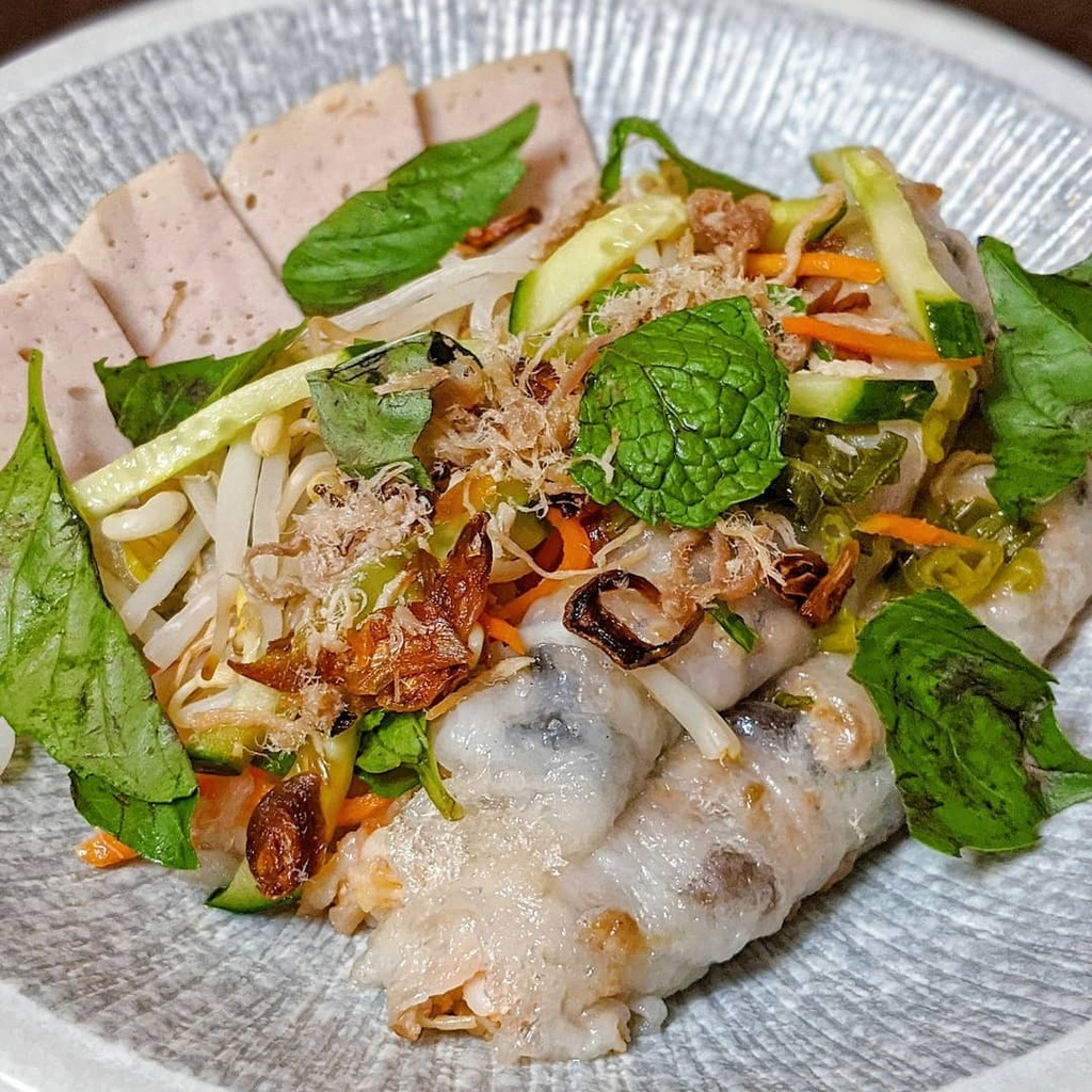 miss_foodie's tweet image. As you may have noticed by now, I've been a huge fan of Bánh Cuốn these past few months. So I couldn't be more excited to try out Mama Ly's Special Take-away Feature this week @eatforeign. These Steamed Fermented Rice Batter Crèpes by @chefdly are lo… instagr.am/p/CIcj0LeBx1o/