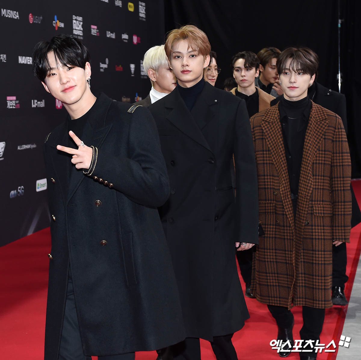 miwon17_'s tweet photo. Seventeen on mama 2020 red carpet. They look so good!! @pledis_17 https://t.co/WYAOhjJAhF