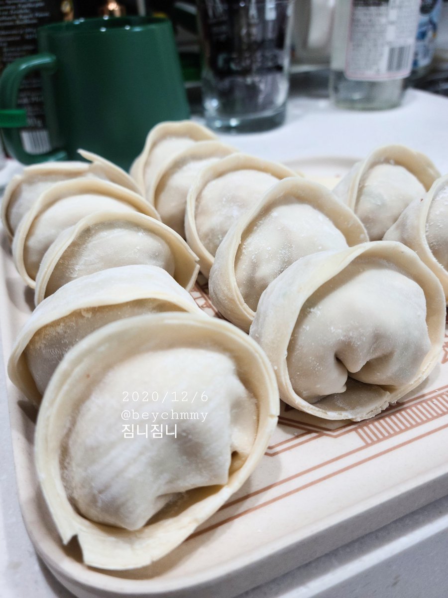 beychmmy's tweet photo. 마마 시청 대기하며 저녁 준비 뚝딱!!

김장 끝난 후 묵은지는 만두로 처리 🥟🥟🥟
 ╰(*´︶  `*)╯♡
끓는 물에 입수 대기~~
나는 통크니까 12개 (왕만두피임 ㅋㅋ

#MAMAVOTE #bts @BTS_twt https://t.co/9smC49yMa0