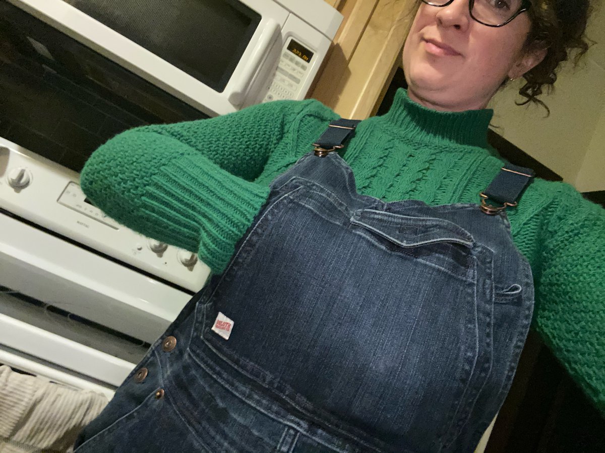 Discover: That’s because it opens from the side. AND it zips shut. Cool, cool. Weird design choice, but nice. Giant, too. Fits my whole hand, fully spread, plus a little.