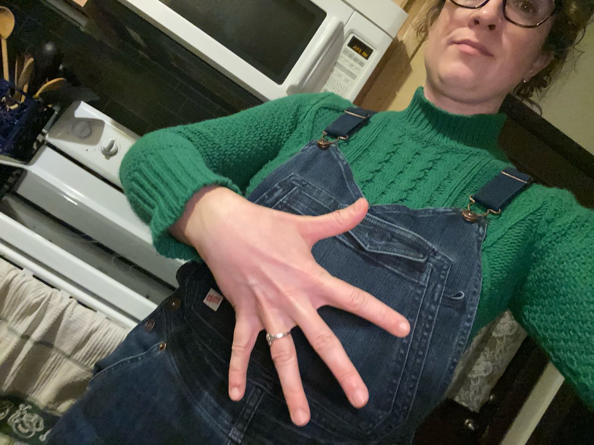 Discover: That’s because it opens from the side. AND it zips shut. Cool, cool. Weird design choice, but nice. Giant, too. Fits my whole hand, fully spread, plus a little.