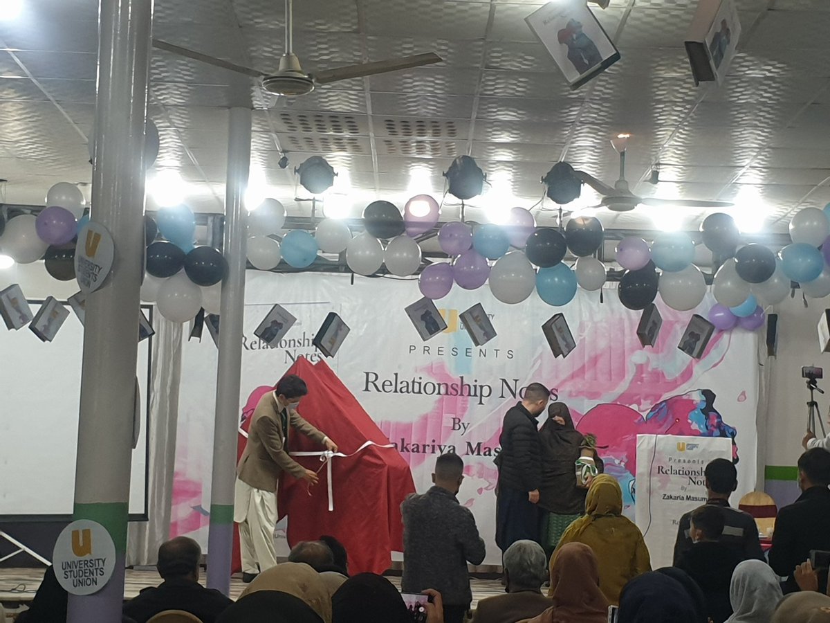 RaziaBatool12's tweet photo. proud son(ZakariaMasumi)of very proud parents,
Zakaria Masumi presenting a souvenir to his mother❤
#USU_BLE2020
#RelationshipNotes https://t.co/KybQQ8O6W7