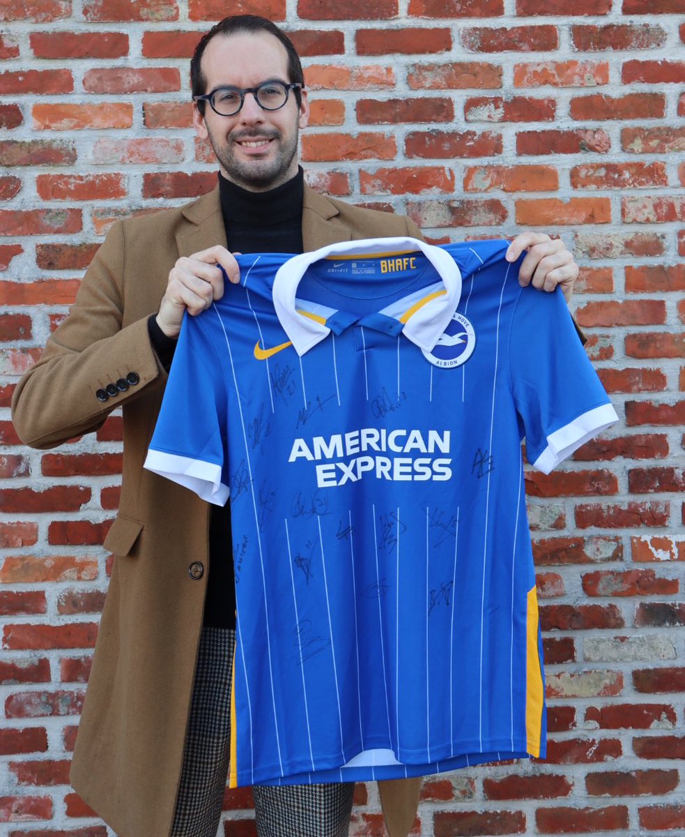 #Sinterclaes 🤭

Maak kans op dit gesigneerd shirt (Size M) van <a href="/OfficialBHAFC/">Brighton & Hove Albion</a>. Inclusief certificaat van echtheid. #BHAFC

RT deze post. Alleen mijn volgers maken kans. Winnaar op 7 december om 20u bekend.