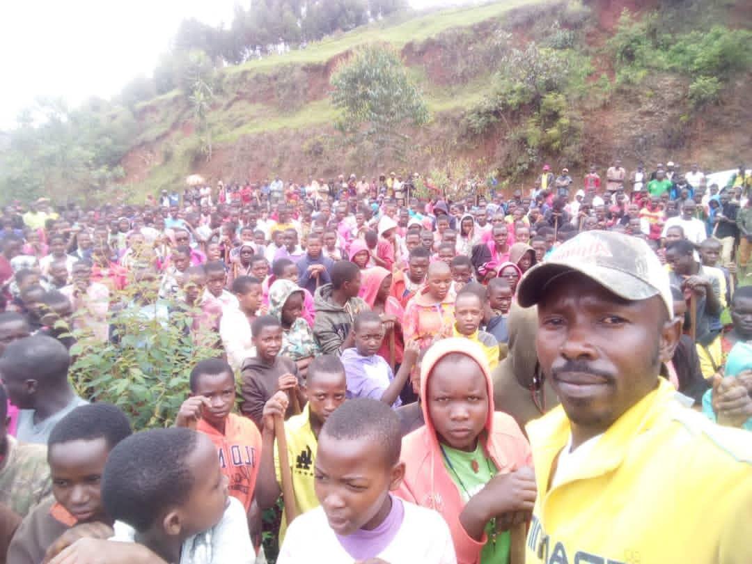 MuramvyaProv's tweet photo. #Burundi,kuri uyu wa 5/12/020 Musitanteri wa @CommuneBukeye @MuramvyaProv yarifadikanije n' Abenegihugu bo muri iyo komine mubikorwa vy' iterambere rusangi vyo gusibura ibarabara #RN1 aho hakuwe ibisuguru vyari vyaraguye mw' ibarabara bongera basibura imiserege.#RETANKOZI https://t.co/rG0TFScwni