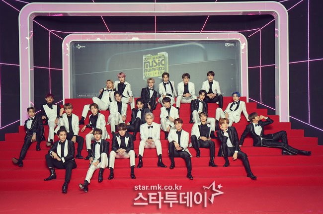 วงคนเยอะเกินเดินพรมแดงไม่ได้ งั้นนั่งพรมแดงเอาแล้วกัน