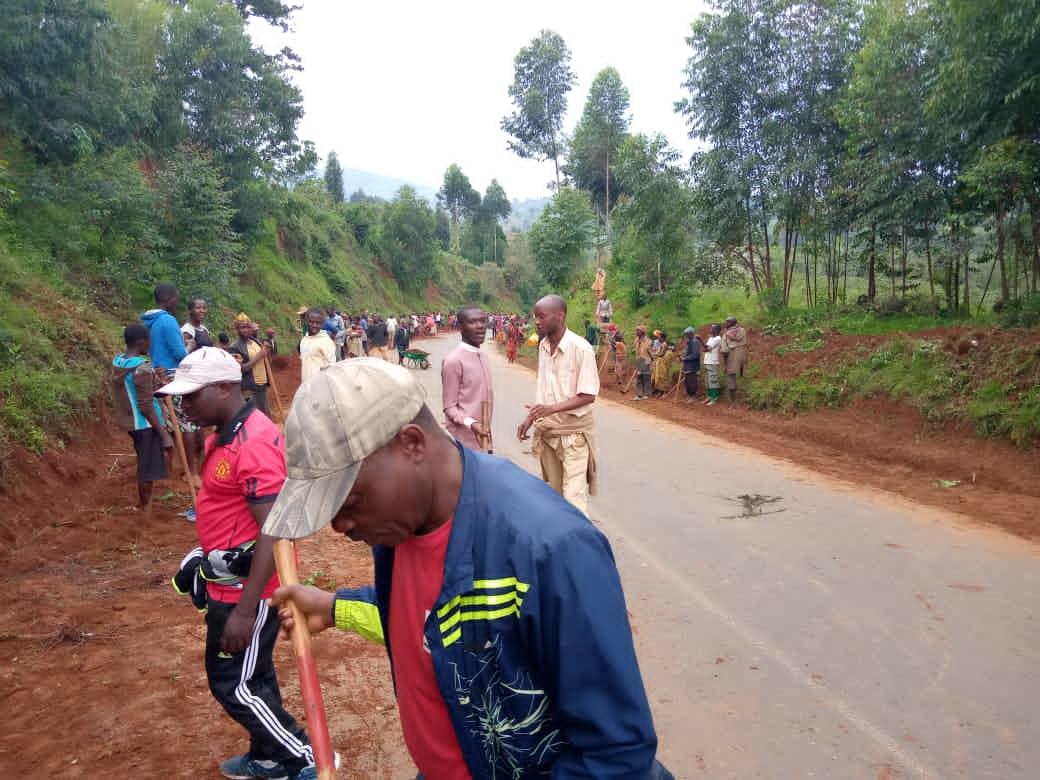 MuramvyaProv's tweet photo. #Burundi,kuri uyu wa 5/12/020 Musitanteri wa @CommuneBukeye @MuramvyaProv yarifadikanije n' Abenegihugu bo muri iyo komine mubikorwa vy' iterambere rusangi vyo gusibura ibarabara #RN1 aho hakuwe ibisuguru vyari vyaraguye mw' ibarabara bongera basibura imiserege.#RETANKOZI https://t.co/rG0TFScwni