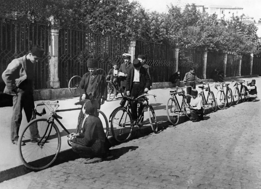 Osmanlı İstanbul'unda bisiklet kiralama Yıl : 1900's Fotoğrafçı : N/A Alıntı : Gamma Presse-Keystone Not:Bisiklet 1839'de icat edildi. Osmanlıya ilk bisiklet 1885'de geldi. 1925'de Cavit CAV tarafından bisiklet imalathanesi kuruldu. #F2 #evdekal #fenerinmacivar #picemiyeti