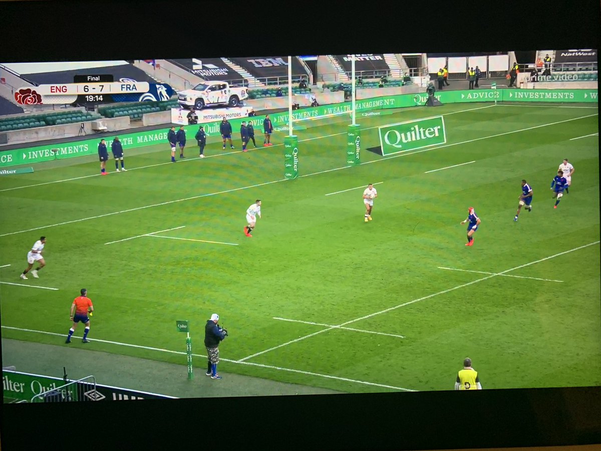 Slade, Daly and Watson v 1 defender in a 20 yard channel... and they kick it. Eddie jones’ over coaching in a nutshell in my opinion. <a href="/EnglandRugby/">England Rugby</a> what do you think <a href="/jasonbye/">Jason Bye</a> <a href="/Andyh1510/">Andy Hall</a>?