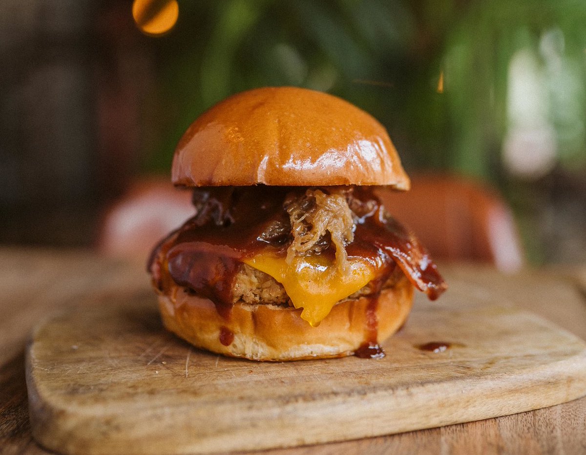200gramosBurger's tweet photo. La 🍔 #BackToburger !! Una de nuestras #bestseller con pan artesano (larga fermentación), carne 🥩 fresca 100% vacuno picqda a diario yboleada a mano✋,cebolla 🧅 caramelizada, queso 🧀 cheddar y salsa #BBQ ¿Cómo te quedas? 🧐Así?🤤🤤🤤 Responde con el emoticono que te represente https://t.co/5RNQWpTlRM