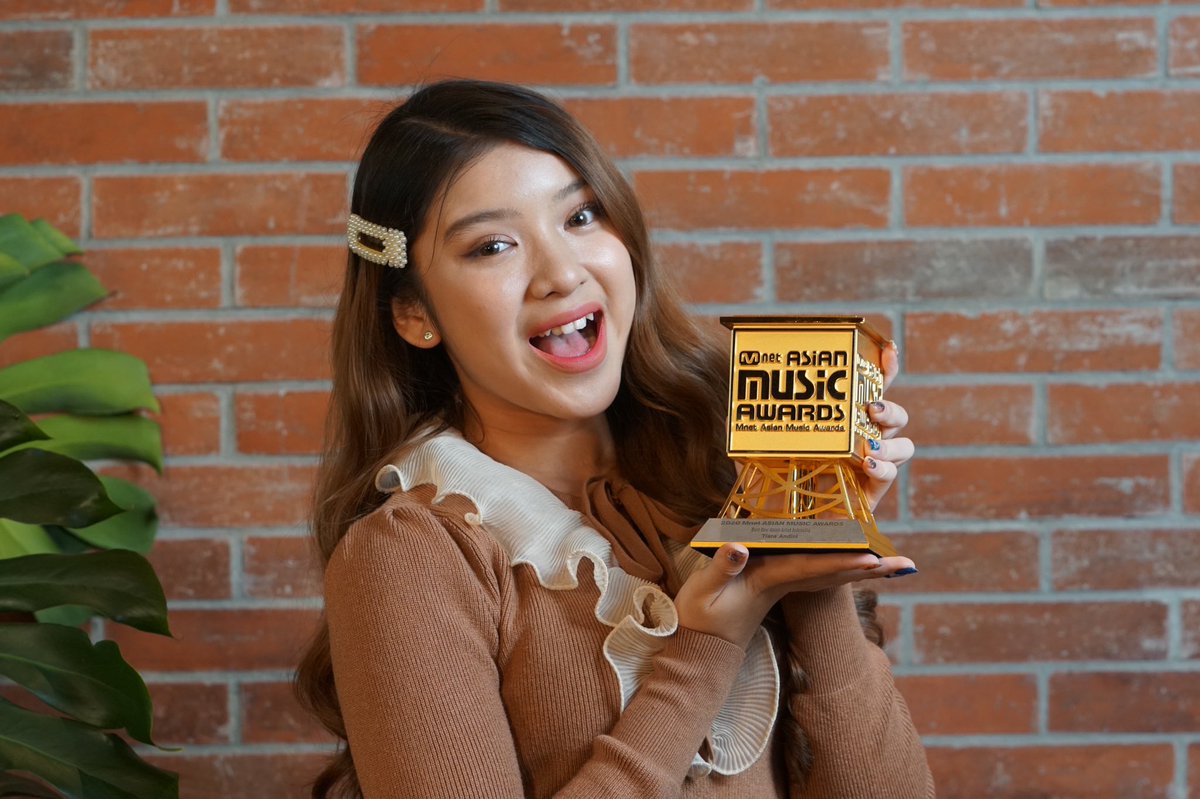 umusicindonesia's tweet photo. Yesss!!! Semakin gemintang @initiaraandini 🥳 Selamat atas kemenangannya sebagai “Best New Asian Artist Indonesia” di #2020MAMA @MnetMAMA 

Terima kasih untuk semua @MooTiaraOffici1 yang selalu mendukung Tiara. ❤️

#TiaraAndini #MAMA2020 #MAMA #MNet https://t.co/b9ILr6YO58