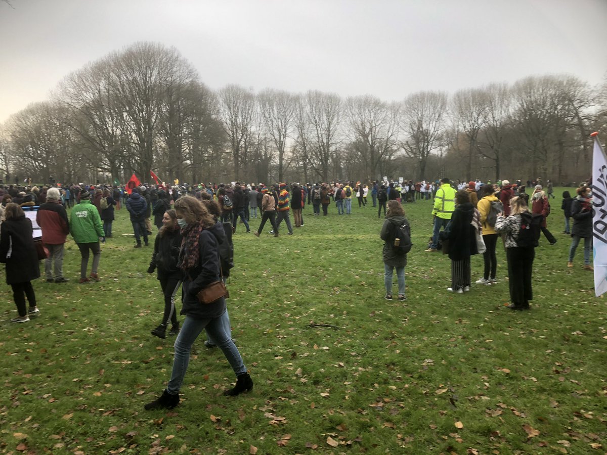 CeesdeJong1's tweet photo. #massaalprotest in #Amelisweerd vanmiddag. In 1982 waren we met #honderden nu met #duizenden. Grote #actiebereidheid. Genoeg #natuur is gesloopt in Nederland. #genoegisgenoeg #tothierennietverder https://t.co/VKdDW1BASM
