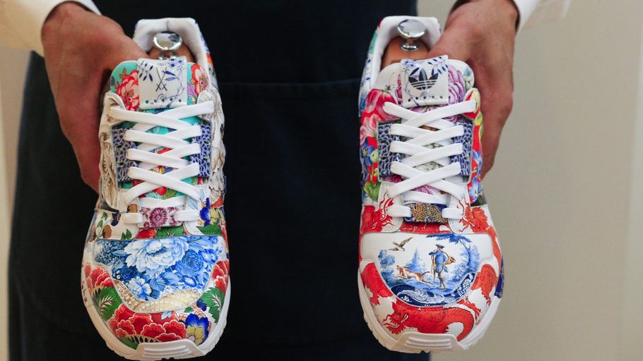 Un nouvel objet d'art ? Une paire de baskets unique conçue par l'équipementier Adidas et le fabricant allemand de porcelaine Meissen pourrait devenir la première à atteindre le prix d'un million de dollars à l'issue d'une vente organisée par la maison Sotheby's. Magnifique !