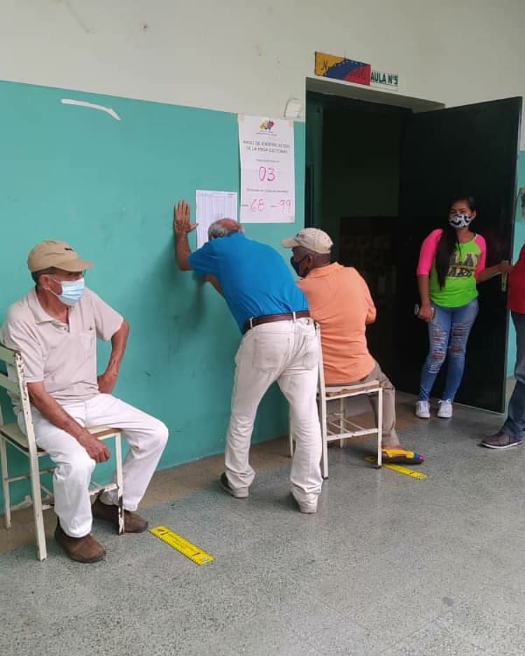 OficialBarinas's tweet photo. #Barinas cuenta con 539 centros de votación y un total de 588 mil 92 electores para elegir 7 diputados con sus suplentes. Contamos con un despliegue de seguridad de más de 8 mil 700 funcionarios en estas #Parlamentarias2020. https://t.co/Pi5VrzrS2D