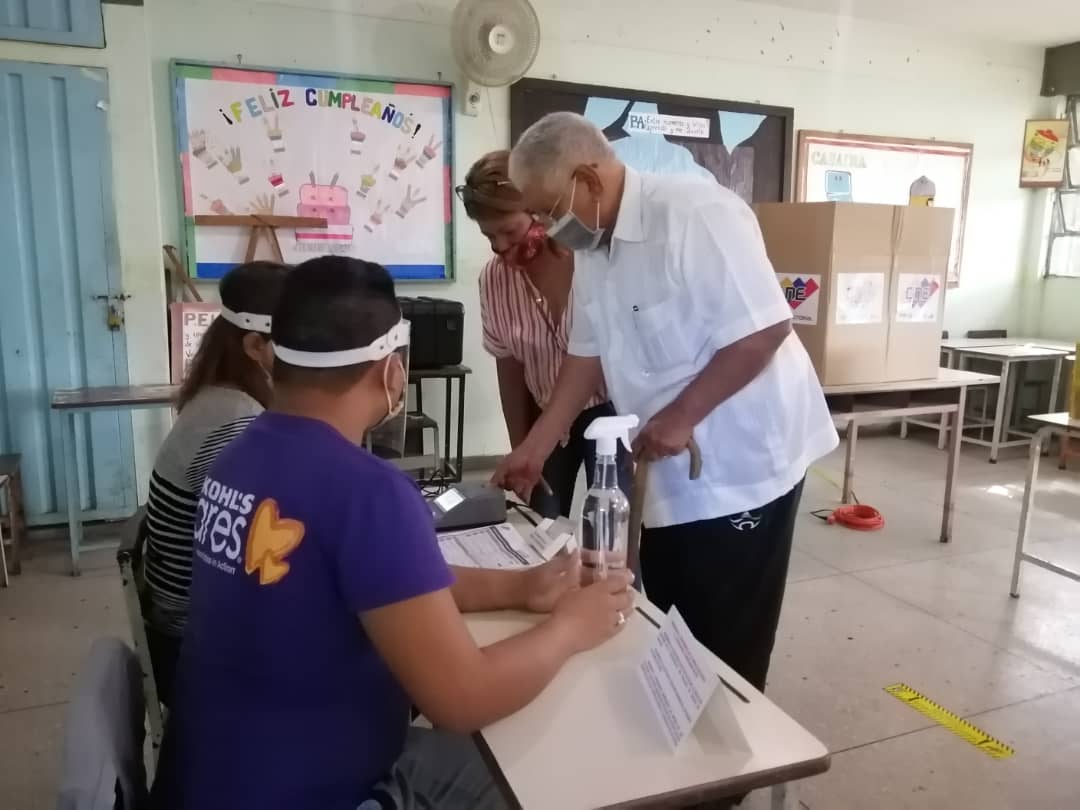 OficialBarinas's tweet photo. Aquí está nuestro Roble de Sabaneta, el Maestro Hugo de los Reyes Chávez ejerciendo su derecho en las #Parlamentarias2020. Fiel y consecuente con la democracia venezolana. Su participación número 25 desde que llegó la Revolución. #Barinas https://t.co/bzK9CuH68Q