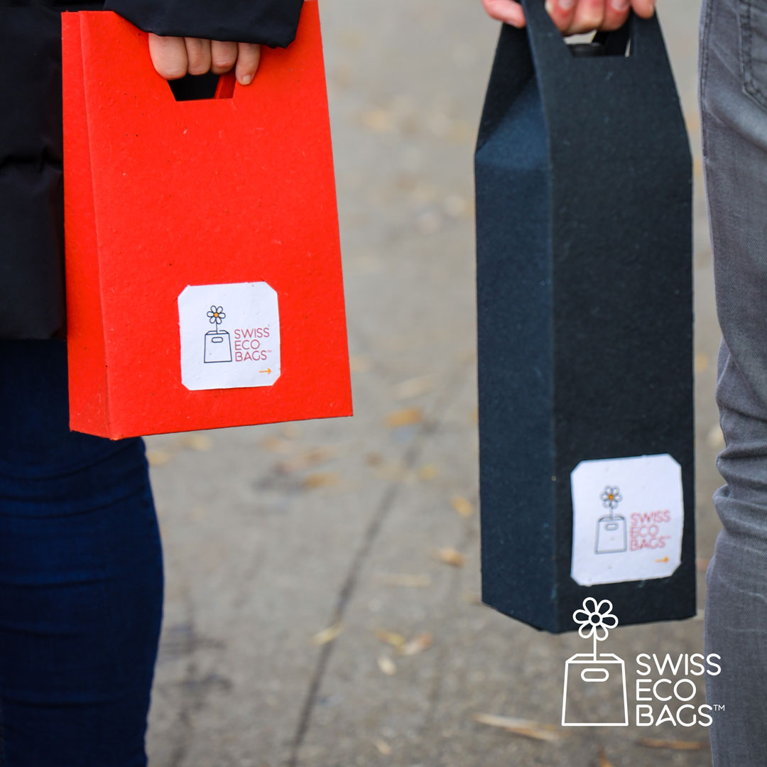 swissgiftselect's tweet photo. Fiers de vous présenter SWISS ECO BAGS, sacs en papier semence recyclés et personnalisables qui peuvent être plantés dans votre jardin pour voir apparaître des fleurs des champs  https://t.co/8JoC0OfD2M 
#paperbags #recycling #recyclingbags #seedspaper #seedsbags #swissmade https://t.co/cazcxtiNI3