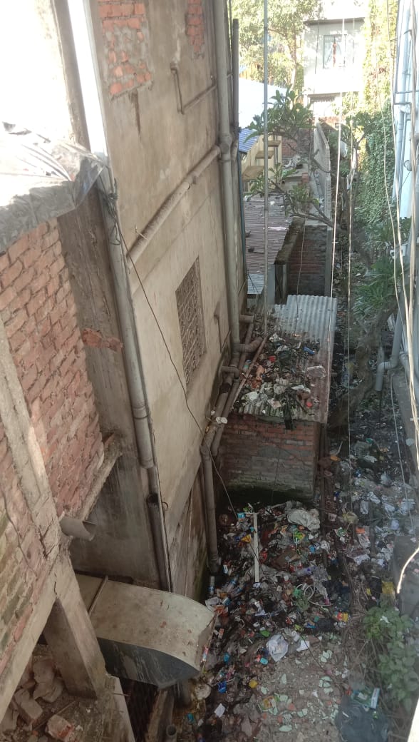 DebroyRobin's tweet photo. @DCKamrupMetro @gmc_guwahati @guwahati_gmc@SwachSurvekshan@himantabiswa
Sir, photos shows the encroachment of common drain to the extent of constructing toilet and septic tank over it. Ur kind interventions is the urgent need of this hour. Nr Star Lodge, GNB Rd, Panbazar , Ghy-1 https://t.co/Q2XSVlpfut
