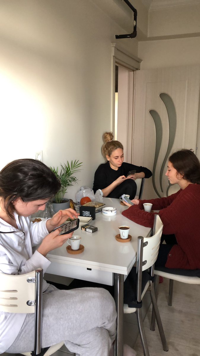 mesela buse bana bir şey söylicek  instagramdan yazıyo